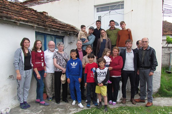 the wholle group--Koloshi family and visitors
