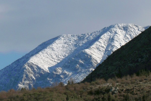 the zoomed in  view of snow-covered mountains