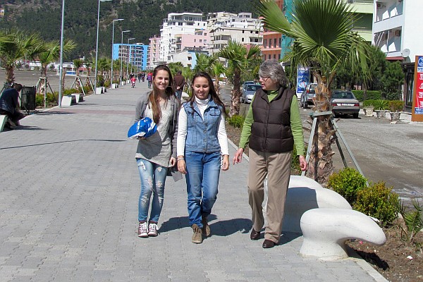 Megi, Fabi and Elsie on the promenade