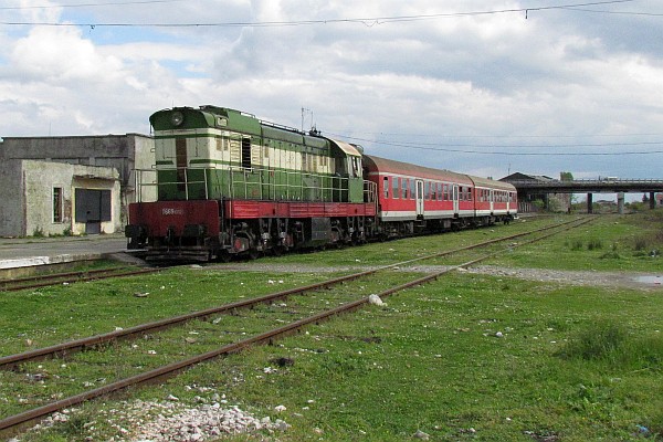 Train gets ready to leave Lezhe