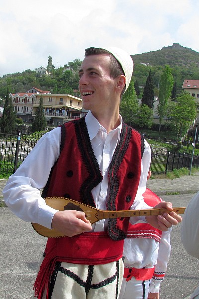 one man playing the çifteli 