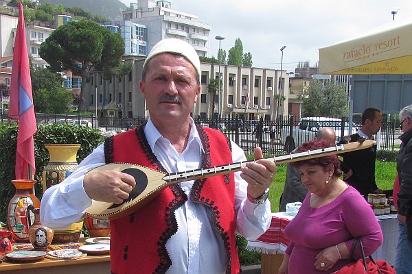 another man playing a Cifteli 