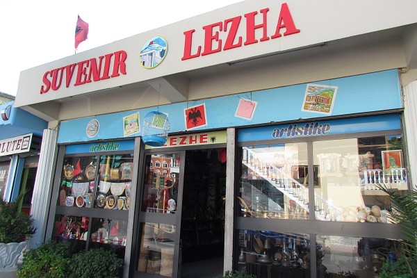 souvenir shop in Lezhe