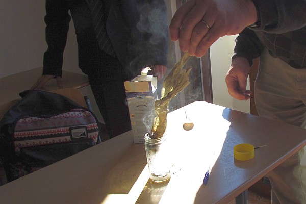 baking soda in vinegar demonstration in chemistry class