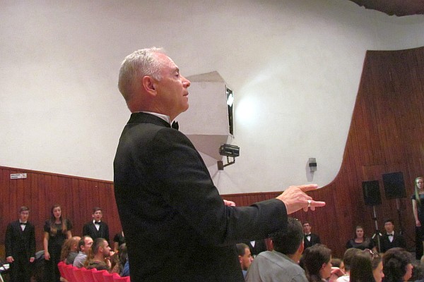 Paul Plew conducts the Master's College Chorale