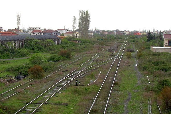 multiple tracks just south of the Lezhe train station