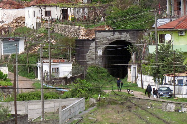 the tunnel just to the north of the Lezhe train station
