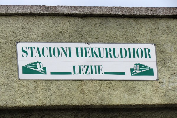 the sign identifying the Lezhe train depot