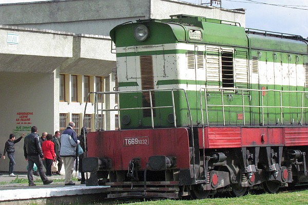 engine 1032 transfers passengers at the Lezhe station