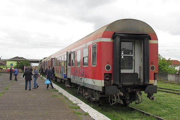the train pulls into the Lezhe station