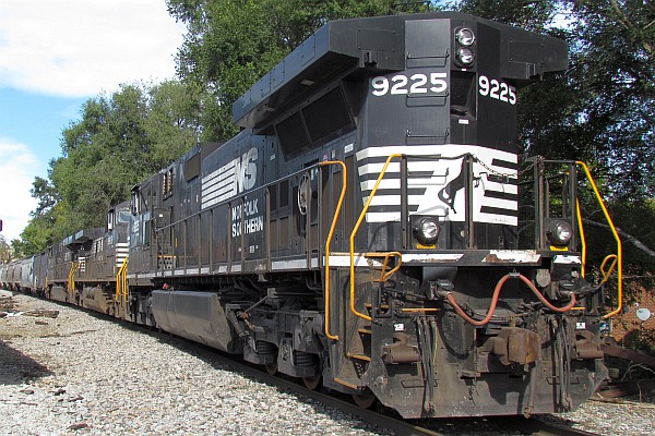 Norfolk Southern engine 9225--long view