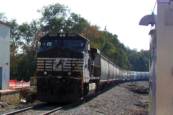 NS 8955 locomotive pulling a grain train