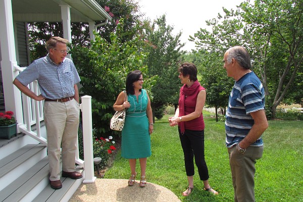 Klementina and Dini join PHil and Betsy in chatting