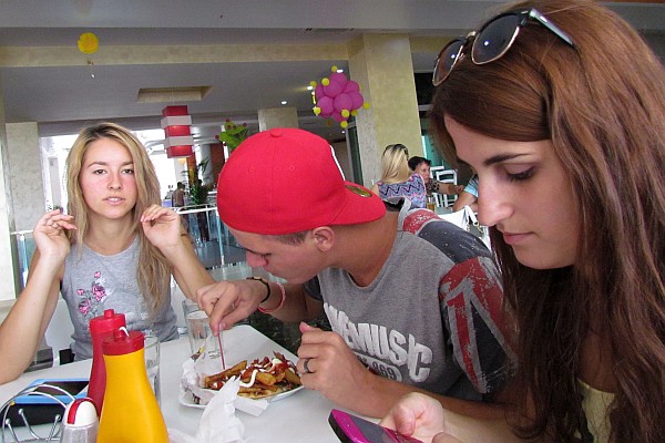 Arilda, Evi, and Ermelinda at lunch