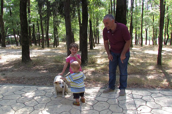 Art, Dona and Nickolin meet a dog on our walk