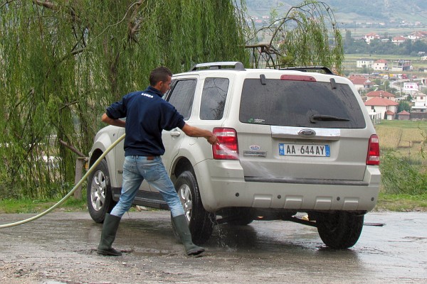 Dini has the car washed on the road to Elbasan