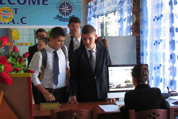 students paying for their lunch selections