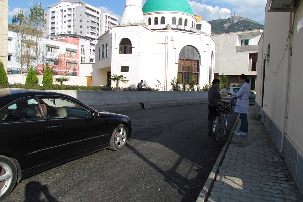 the new street by the mooseue in Leshe gets one layer of asphalt
