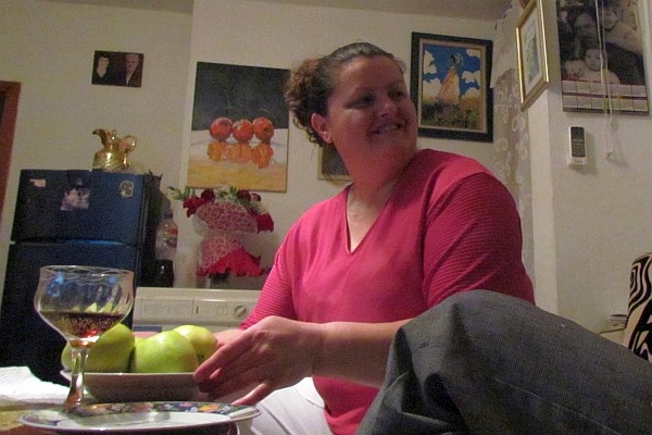 Morela serving apple slices