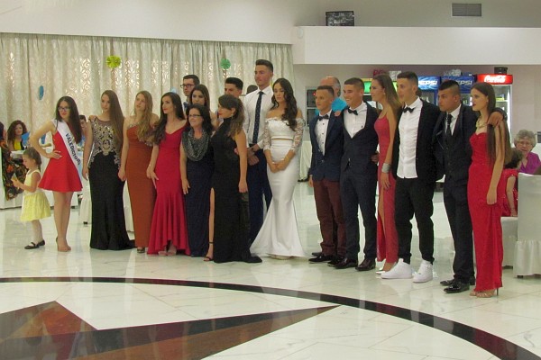 seniorss pose for a group photo