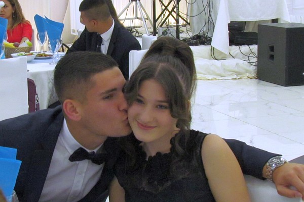 Armondo Nekaj ahares a kiss