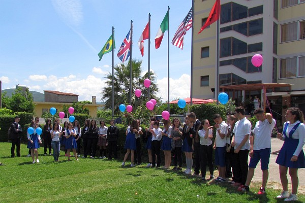 juniors pass the balloons to the seniors