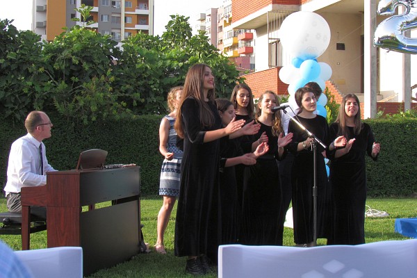 LACchoir performs