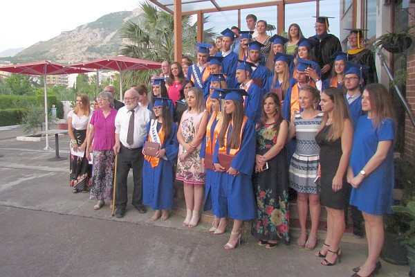 senor class poses with teachers and staff