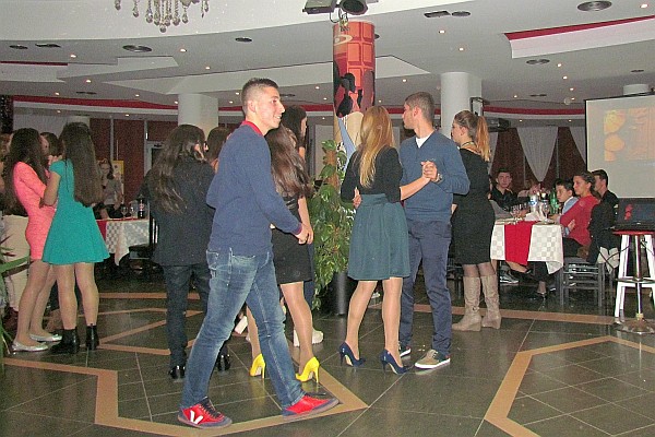 dancing and eating were the main activities