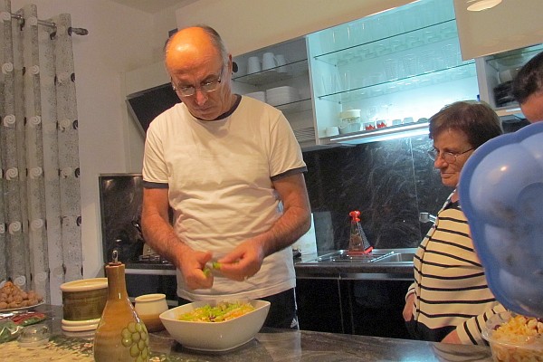 Dini makes a green salad