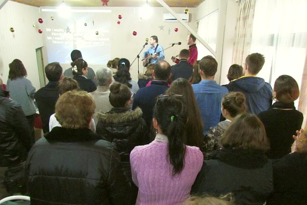 the four evangelical churches of Lezhe gather for worship