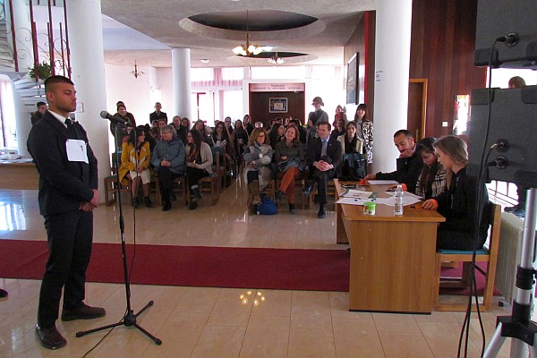 the audience waits as Fatlum speels a word