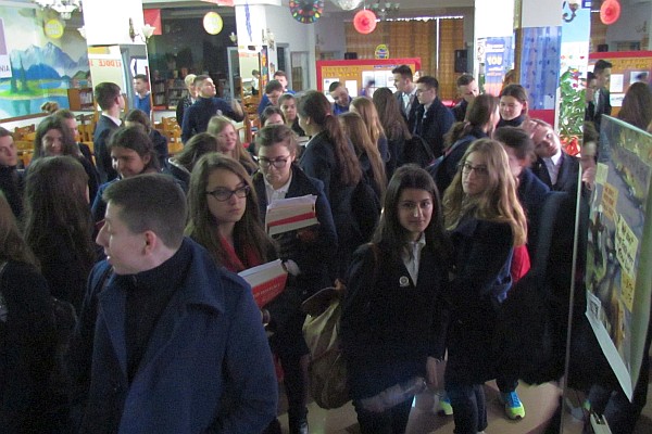 after lunch students line up to return to their classrooms