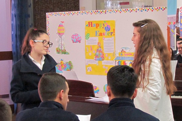 senior class presents a play in Italian