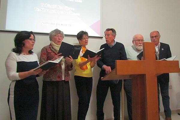 Shahinis, Moyers and Bowmans sing English Easter songs
