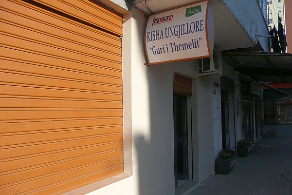 Guri i Temelit church door