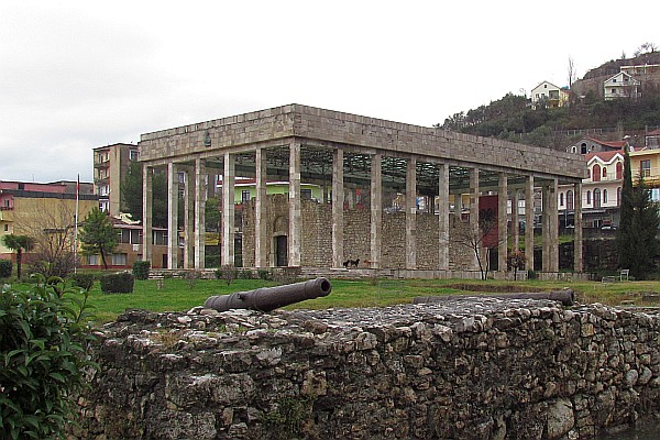 Skanderbeg's tomb in the church where he organized the tribes