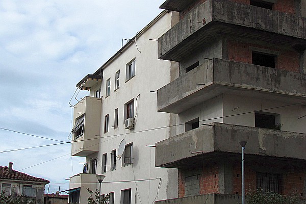 apartment building where Phil and Betsy are staying