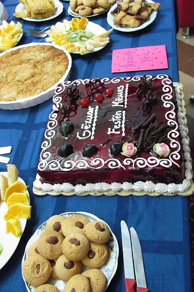 a beautiful tort, cookies and much more