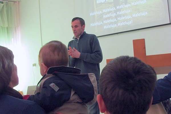 Besnik opened the time of worship