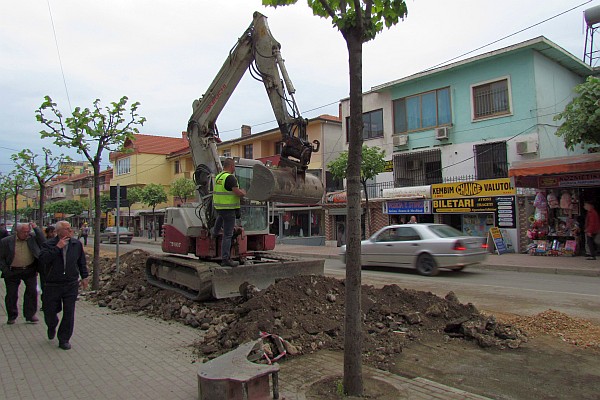 construcxtion has started along the main road near our apartment