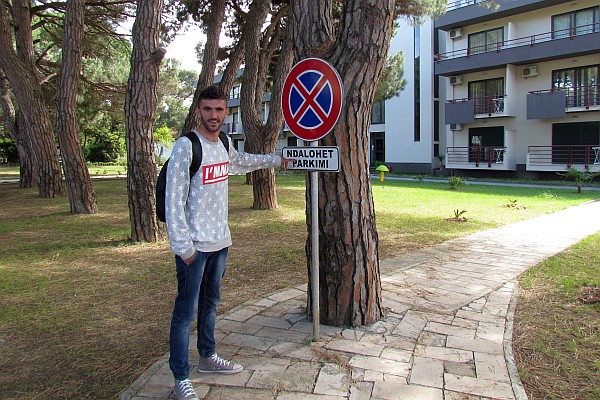 Klopdi shows me th4 sign saying don't park here