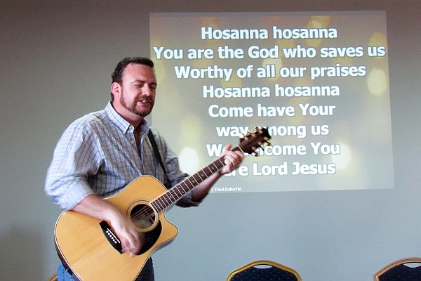 Shawn Green leqding us in singing