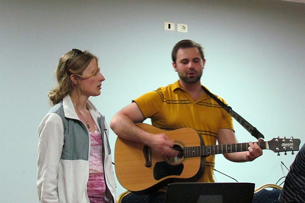 Katrina and Justin sing a duet