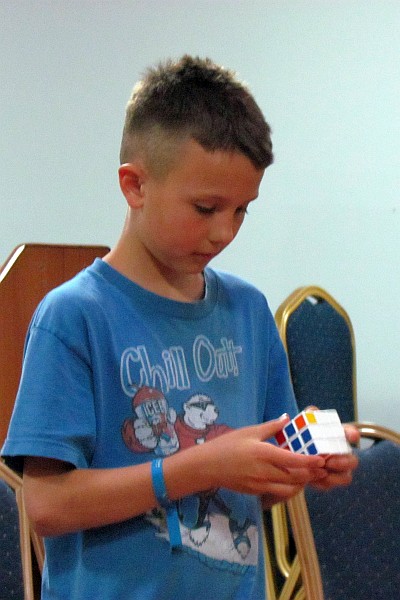 Brady shows his profixciency with thwe Rubixc's xcube