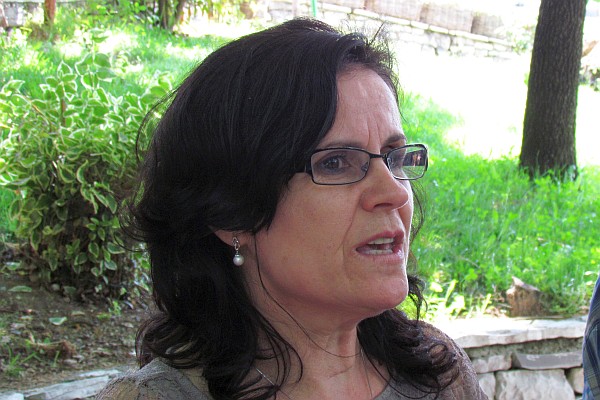 Klementina explains a point in the conversaiton