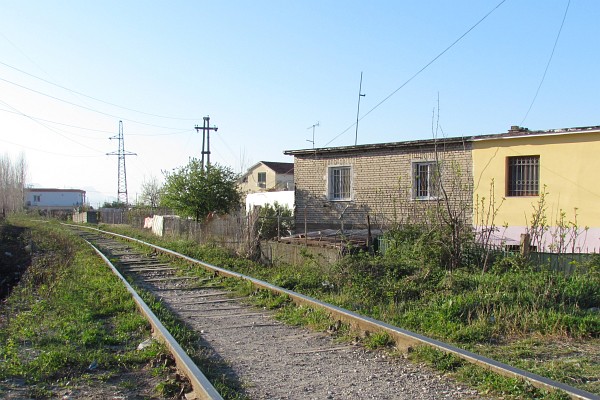 looking south along the single track from Lezhe