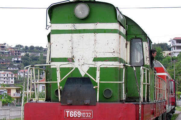 Engine 1032 heading south into Lezhe station