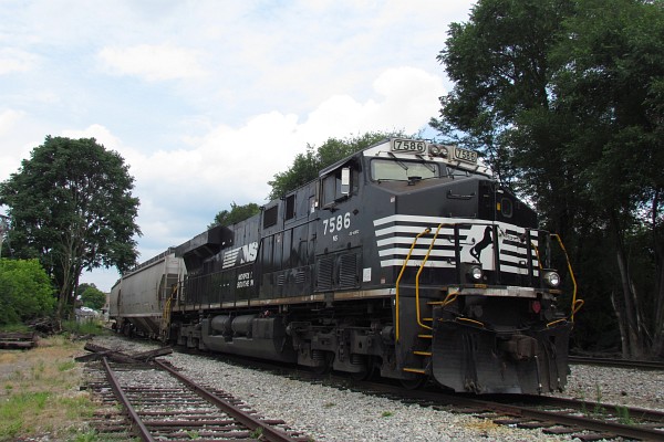 NS 7586 with grain cars