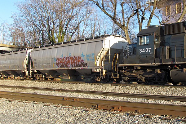 grain cars connecteds to the NS 3407 engine